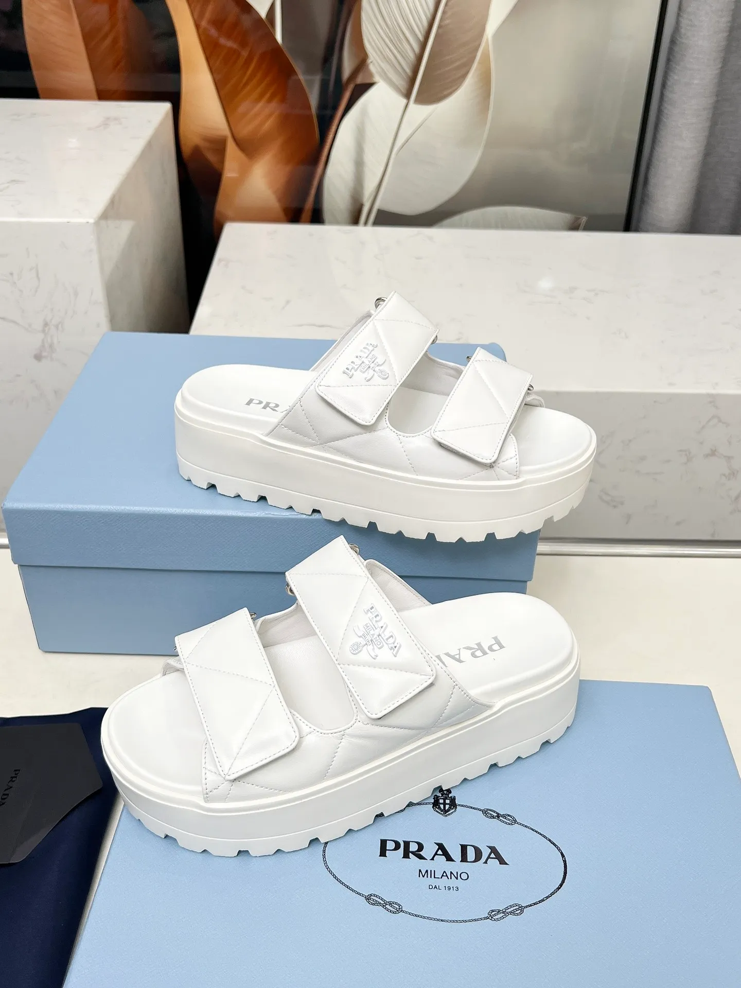 👟👟Ex-factory price 500👟👟 🌸Prada 2025 spring and summer new slippers 💫Velcro sandals The latest catwalk model, classic upgrades, comfort and fashionability coexist. Every color combination looks good, and the design matches different style needs ✅Upper: original customized cowhide ✅Inner lining: original customized sheepskin lining, cowhide feet ✅Outsole: Original molded anti-slip outsole ✅Number of codes: 35-40 (41 customized, non-refundable and non-exchangeable)